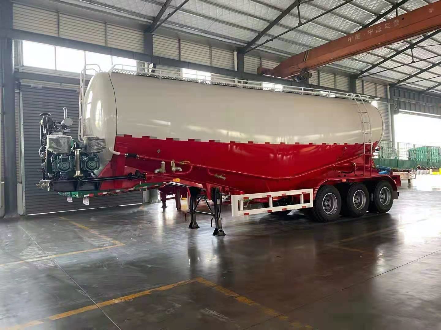 Camion cu rezervor de combustibil