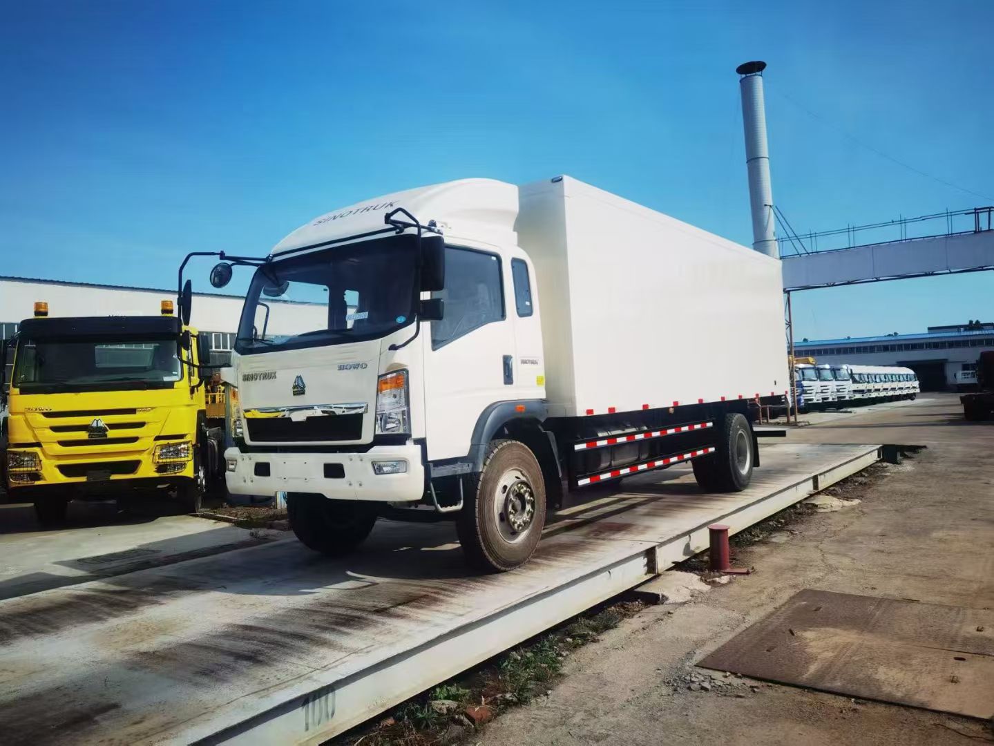 Camion de marfă SinoTruk Howo 4x2 Vanbox